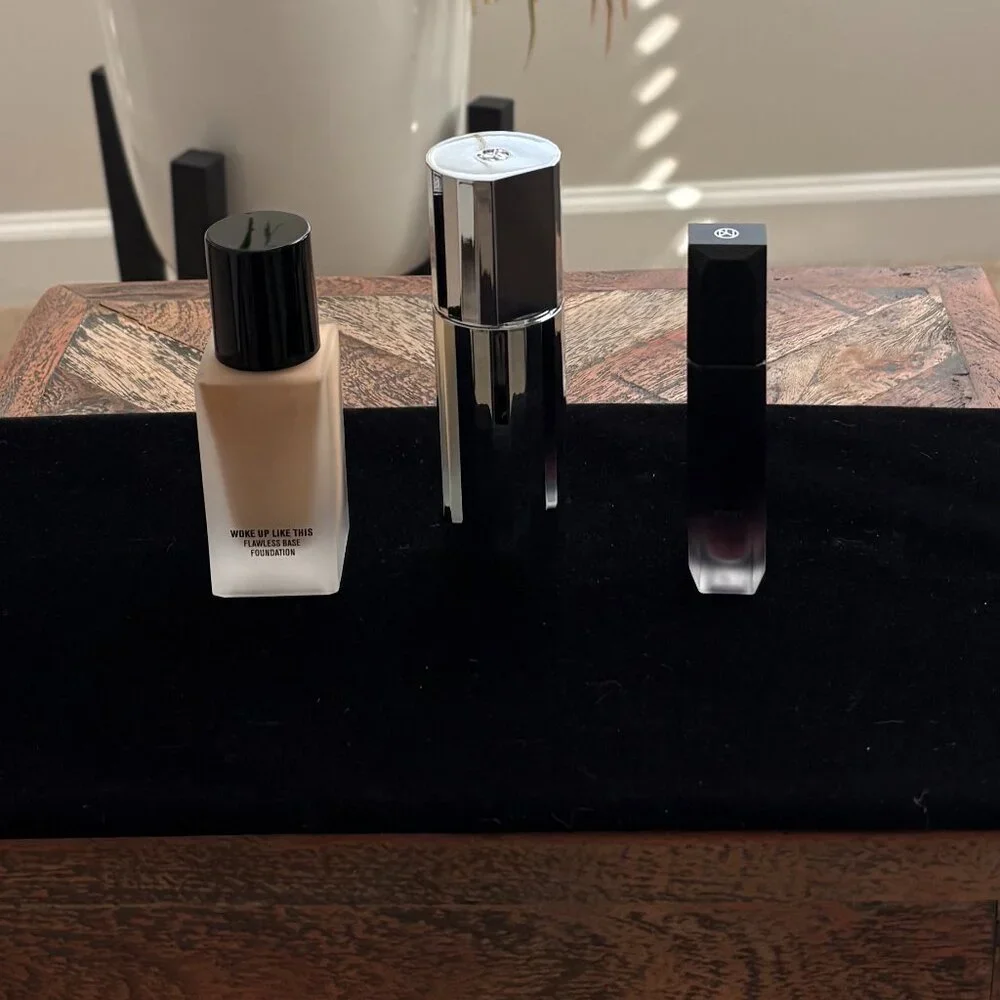 IL Makiage The Flawless Essentials Package, with A Free Tote
